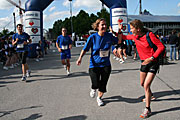 Bianca Meyer (re.), Siegerin des Halbmarathons 2009, betreute einige Läufer ihrer Runningcompany (www.runningcompany.de) (Foto: Martin Schmitz)